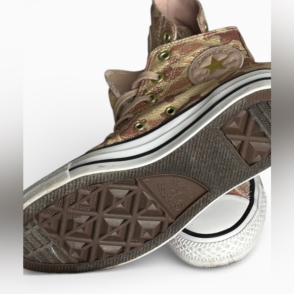 Converse Chuck Taylor All Star High Top sneakers in color way "Lurex Camo"
Sz 7 - Picture 8 of 9